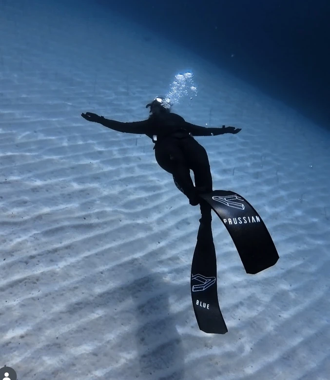 Camilla freediving with Prussian Blue fins